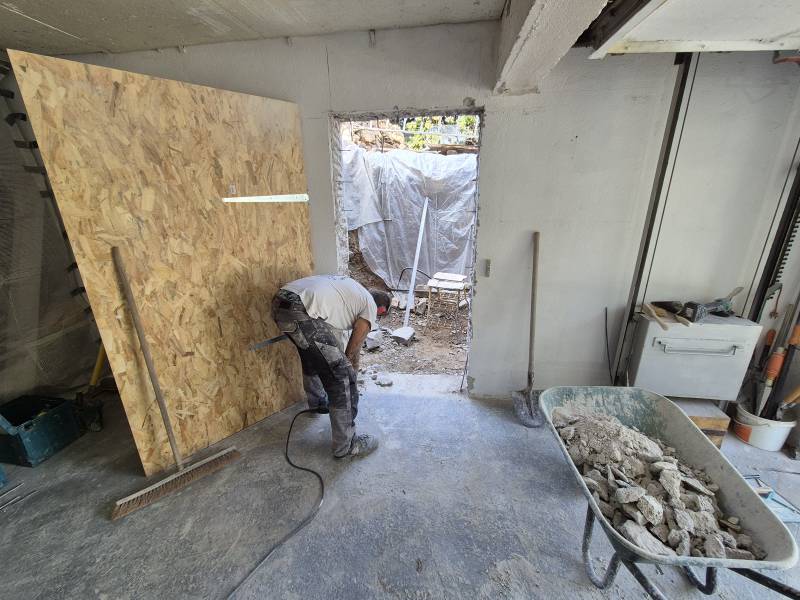 Ouverture dans un mur maître en agglos à bancher à Châteauneuf-le-Rouge, dans les Bouches-du-Rhône, pour la création d'une cage d'ascenseur extérieure