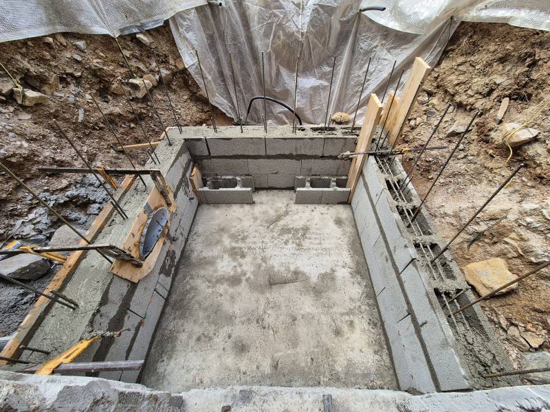 Montage d’un mur en agglos à bancher pour cage d’ascenseur extérieure – Meyreuil (13) – béton armé, coulage manuel