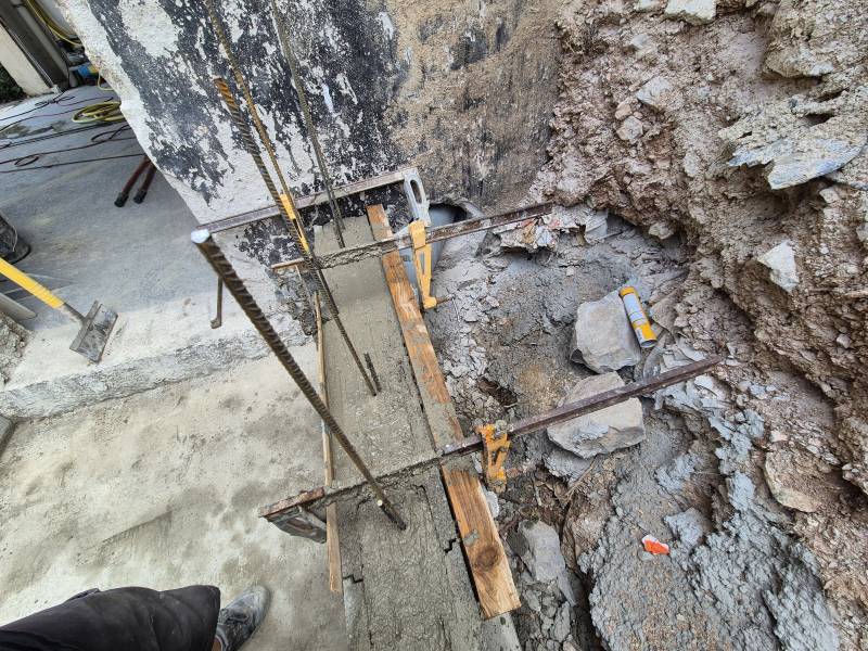 Montage d’un mur en agglos à bancher pour cage d’ascenseur extérieure – Meyreuil (13) – béton armé, coulage manuel