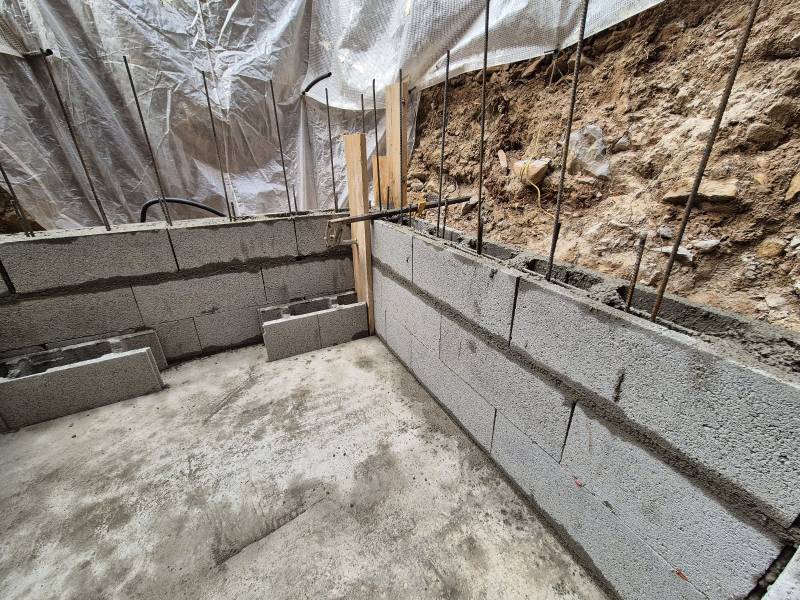 Montage d’un mur en agglos à bancher pour cage d’ascenseur extérieure – Meyreuil (13) – béton armé, coulage manuel