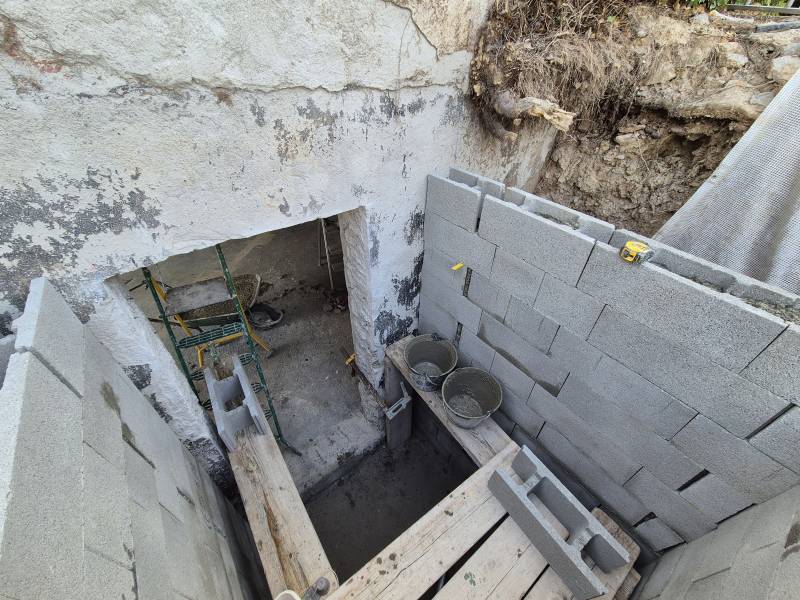 Montage d’un mur en agglos à bancher pour cage d’ascenseur extérieure – Meyreuil (13) – béton armé, coulage manuel