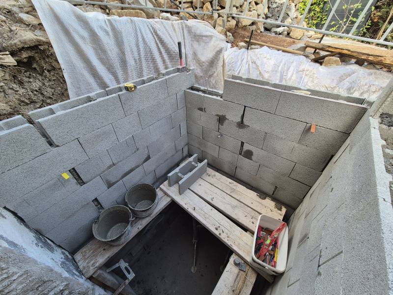 Montage d’un mur en agglos à bancher pour cage d’ascenseur extérieure – Meyreuil (13) – béton armé, coulage manuel