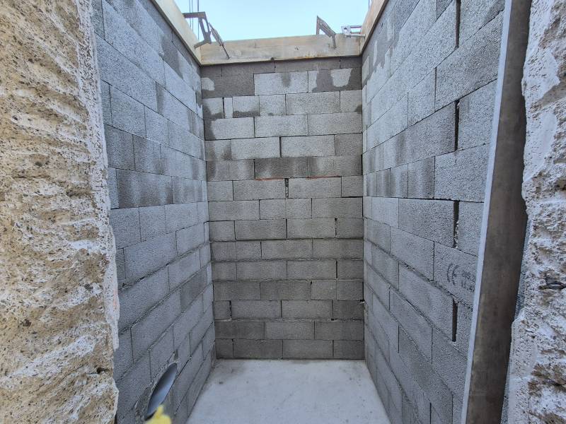 Montage d’un mur en agglos à bancher pour cage d’ascenseur extérieure – Meyreuil (13) – béton armé, coulage manuel