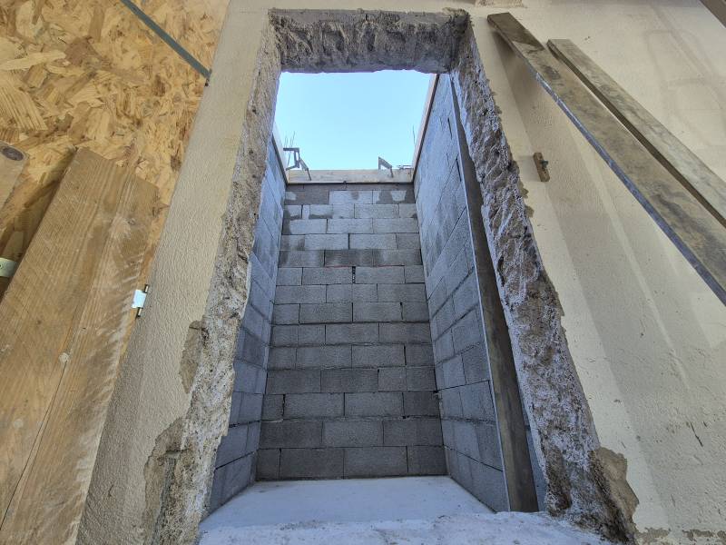 Montage d’un mur en agglos à bancher pour cage d’ascenseur extérieure – Meyreuil (13) – béton armé, coulage manuel