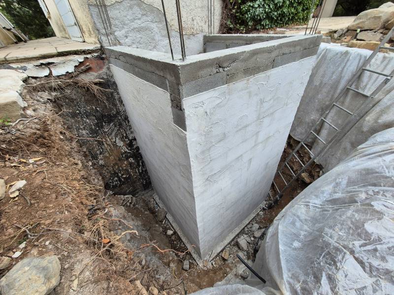 Structure extérieure en béton armé à Châteauneuf-le-Rouge - agglos à bancher, imperméabilisation et drainage