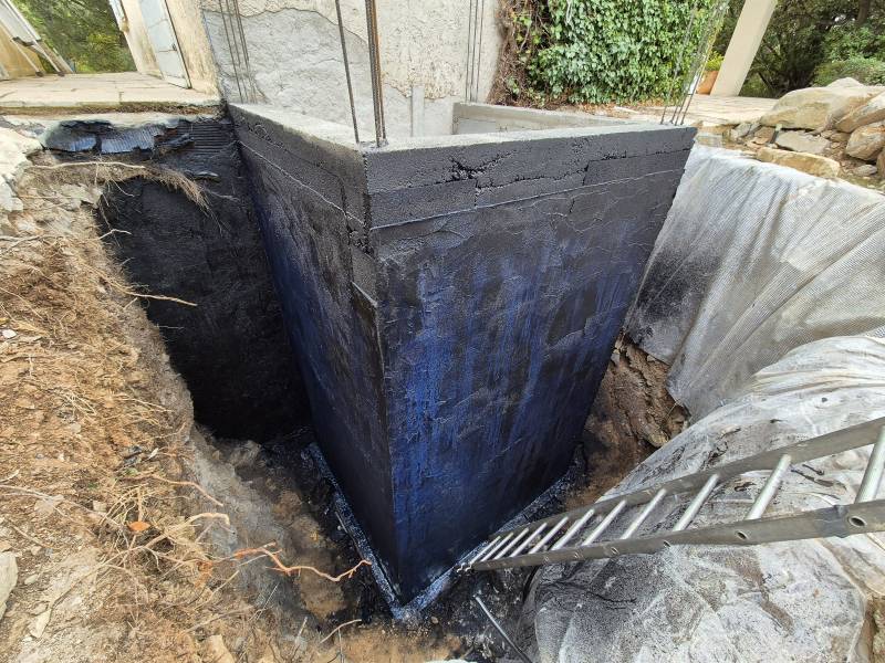 Structure extérieure en béton armé à Châteauneuf-le-Rouge - agglos à bancher, imperméabilisation et drainage