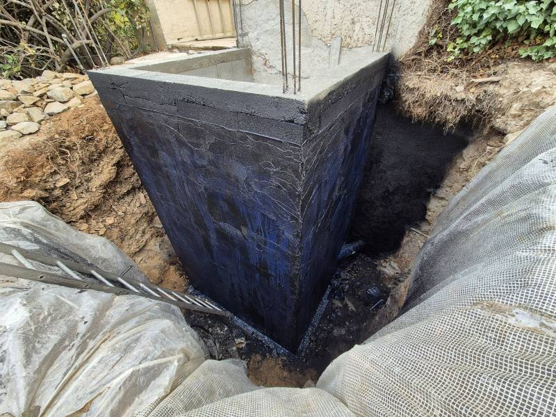 Structure extérieure en béton armé à Châteauneuf-le-Rouge - agglos à bancher, imperméabilisation et drainage