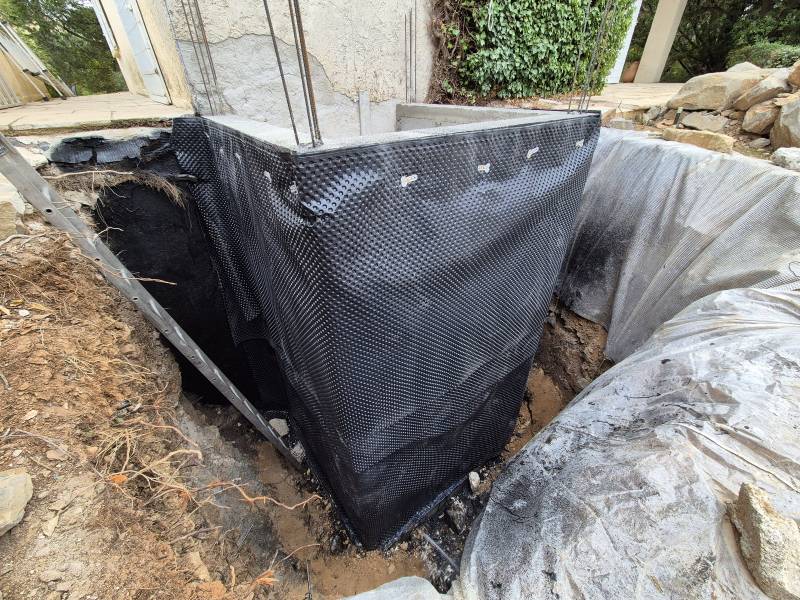 Structure extérieure en béton armé à Châteauneuf-le-Rouge - agglos à bancher, imperméabilisation et drainage