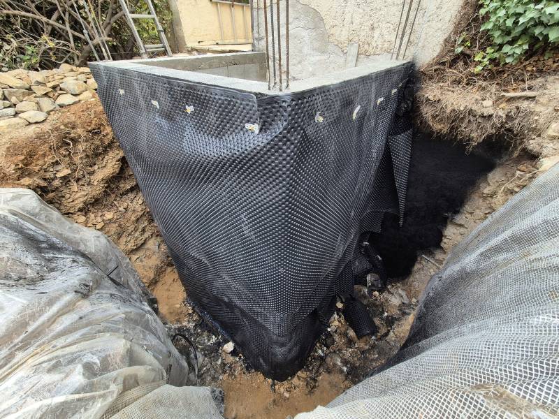 Structure extérieure en béton armé à Châteauneuf-le-Rouge - agglos à bancher, imperméabilisation et drainage