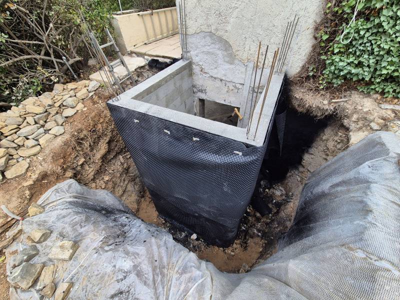 Structure extérieure en béton armé à Châteauneuf-le-Rouge - agglos à bancher, imperméabilisation et drainage