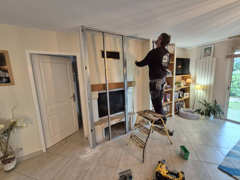Travaux de cloisonnement à Châteauneuf-le-Rouge, dans les Bouches-du-Rhône, masquage d'une cheminée