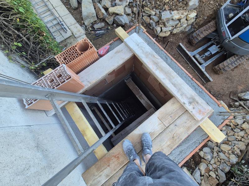 Construction d’une cage d’ascenseur extérieure pour villa – Châteauneuf-le-Rouge (13) – fondations, parpaings, briques Monomur