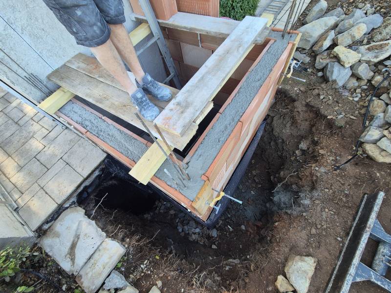Construction d’une cage d’ascenseur extérieure pour villa – Châteauneuf-le-Rouge (13) – fondations, parpaings, briques Monomur