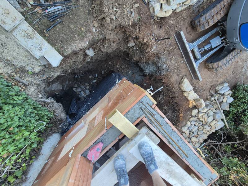 Construction d’une cage d’ascenseur extérieure pour villa – Châteauneuf-le-Rouge (13) – fondations, parpaings, briques Monomur