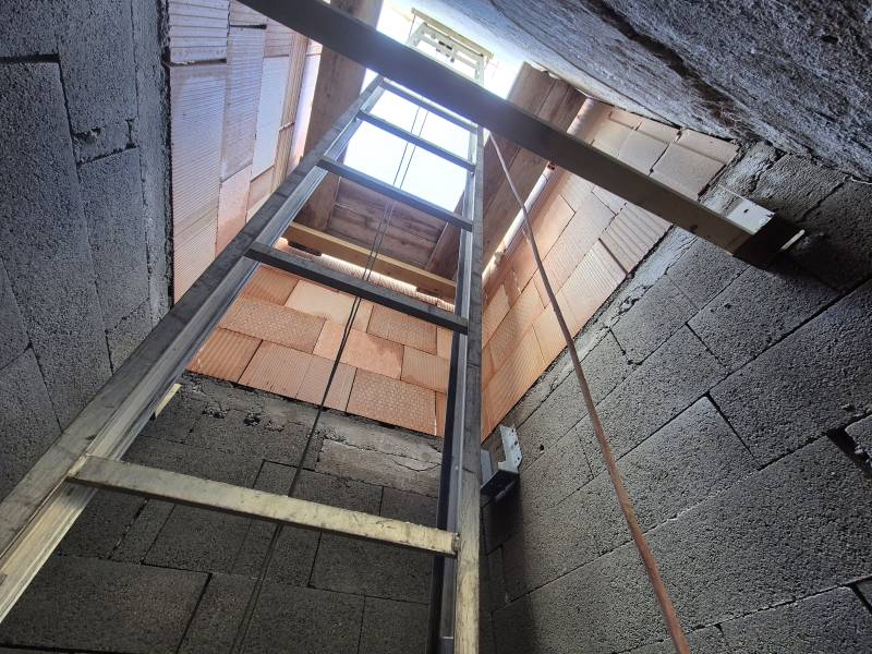 Construction d’une cage d’ascenseur extérieure pour villa – Châteauneuf-le-Rouge (13) – fondations, parpaings, briques Monomur