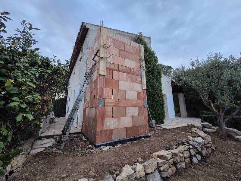 Construction d’une cage d’ascenseur extérieure pour villa – Châteauneuf-le-Rouge (13) – fondations, parpaings, briques Monomur
