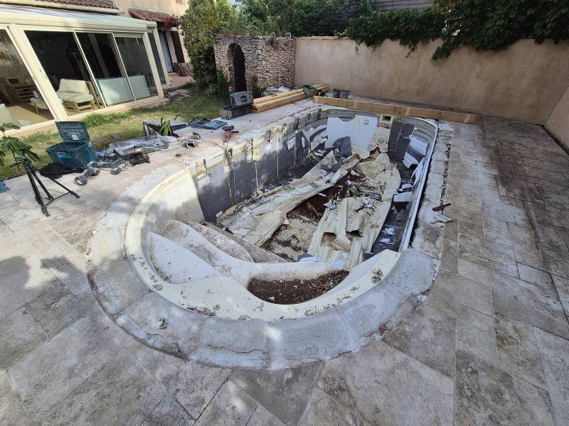 Dalle béton armé à Septèmes-les-Vallons (13) comblage d'une piscine pour pose d'une terrasse en bois
