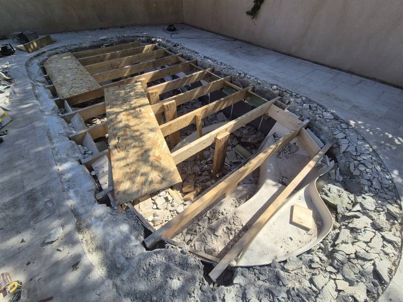 Dalle béton armé à Septèmes-les-Vallons (13) comblage d'une piscine pour pose d'une terrasse en bois