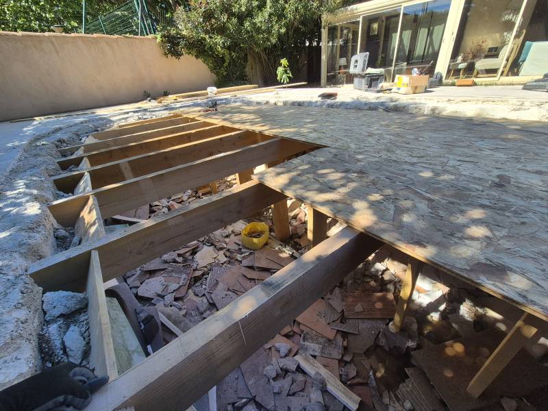 Dalle béton armé à Septèmes-les-Vallons (13) comblage d'une piscine pour pose d'une terrasse en bois
