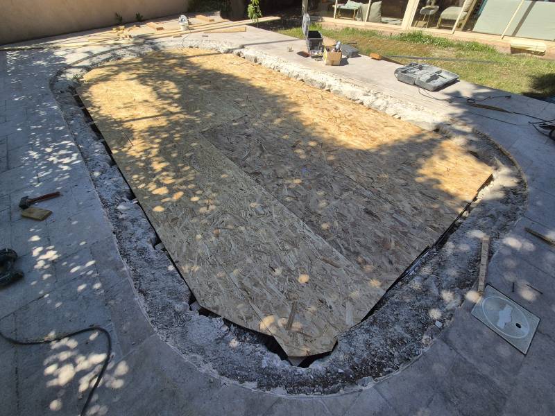 Dalle béton armé à Septèmes-les-Vallons (13) comblage d'une piscine pour pose d'une terrasse en bois