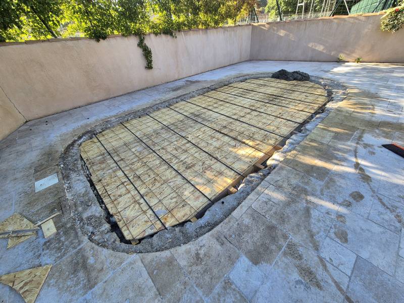 Dalle béton armé à Septèmes-les-Vallons (13) comblage d'une piscine pour pose d'une terrasse en bois