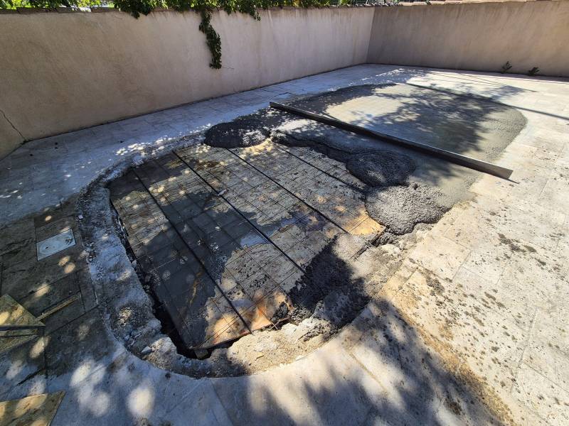 Dalle béton armé à Septèmes-les-Vallons (13) comblage d'une piscine pour pose d'une terrasse en bois