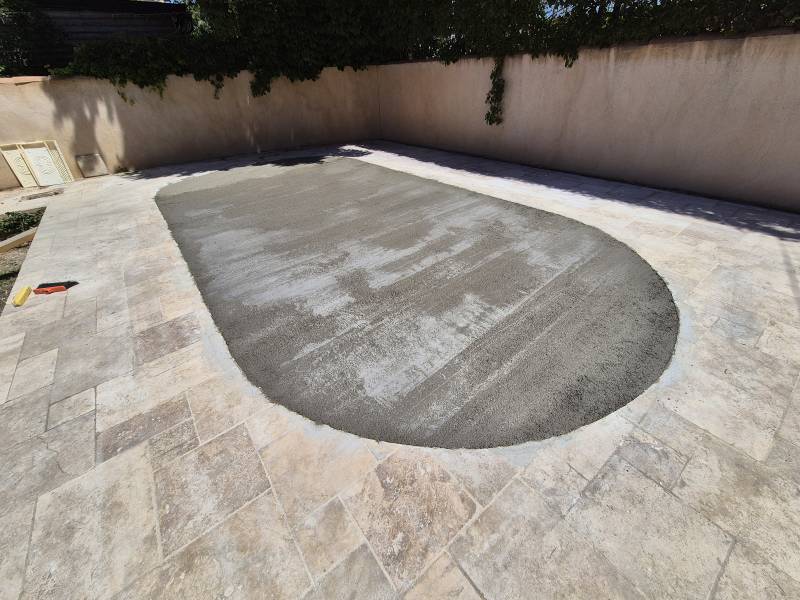 Dalle béton armé à Septèmes-les-Vallons (13) comblage d'une piscine pour pose d'une terrasse en bois