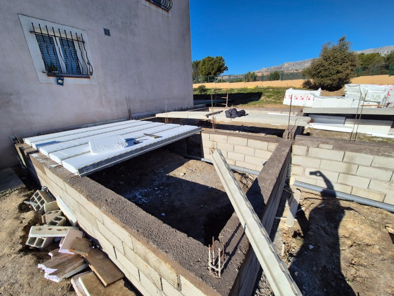 Plancher précontraint pour extension à Rousset - poutrelles, hourdis polystyrène et coulage toupie pompe