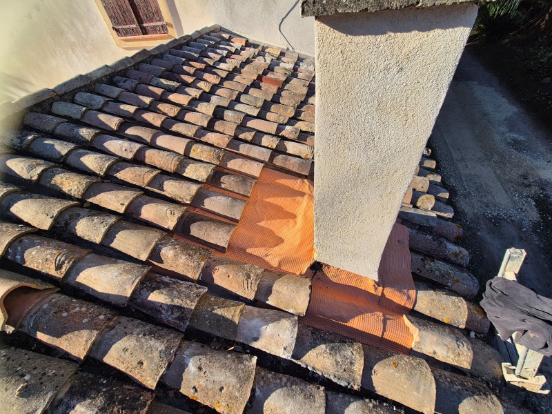 Reprise d’étanchéité autour d’un conduit de cheminée, Rousset, Bouches-du-Rhône, calandrite à chaud