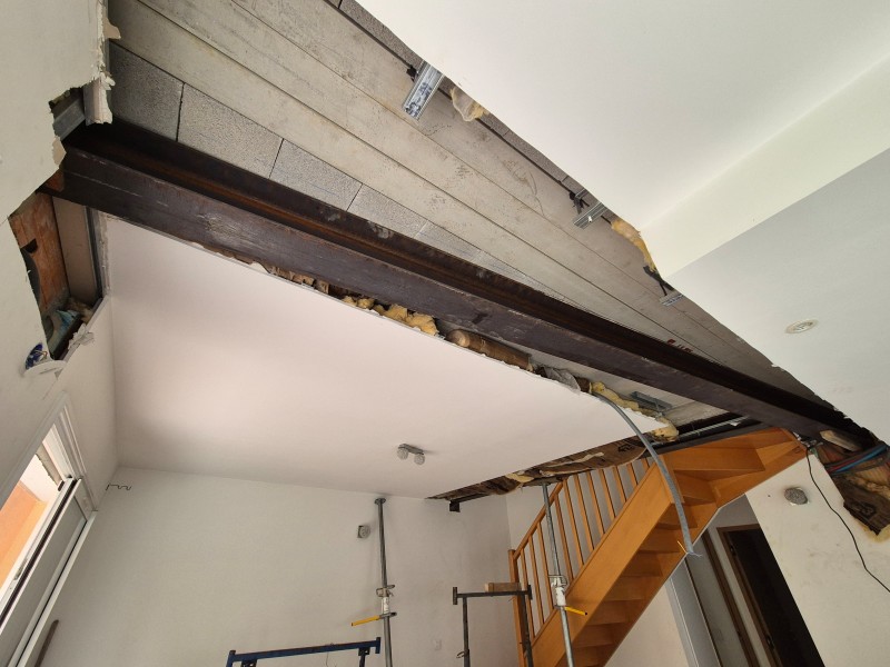 Renforcement de plancher affaissé – Rousset (13) – poutres IPN acier, reprise placoplâtre