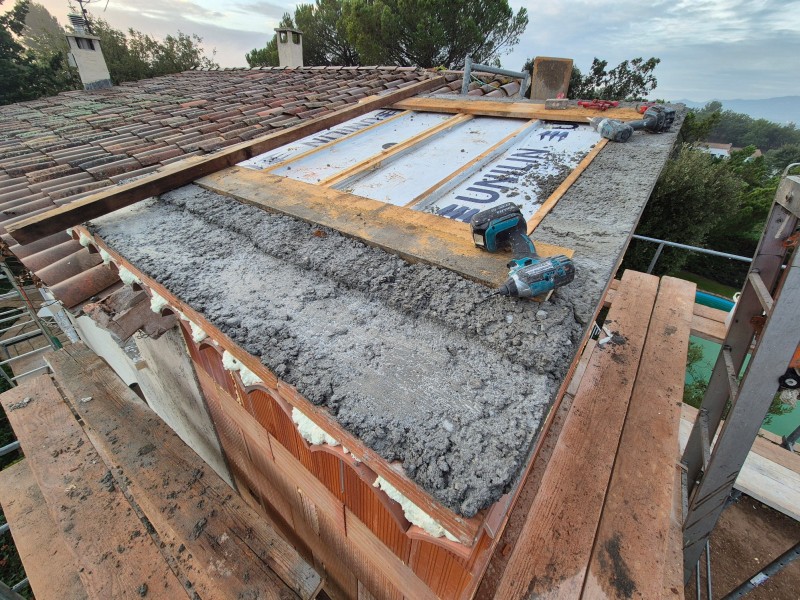 Création d'une toiture pour une cage d'ascenseur, commune de Châteauneuf-le-Rouge (13)