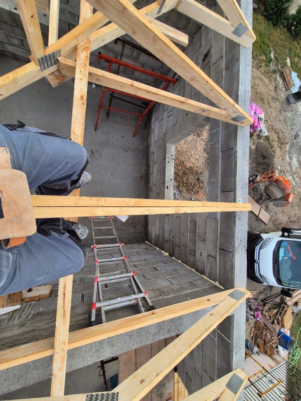 Livraison et montage d'une toiture 3 pentes en fermette sur la commune de Rousset (13) extension de maison