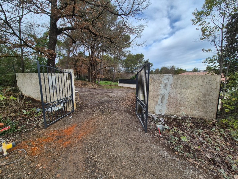 Rénovation entrée de portail, Fuveau (13), nettoyage très pression, reprise fissures, enduit frotassé