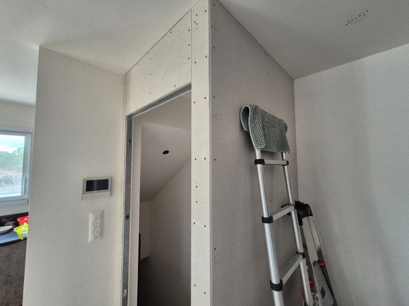 Création d’un sas d’entrée en placo BA13, Rousset (13), ossature métallique, isolation, porte chêne