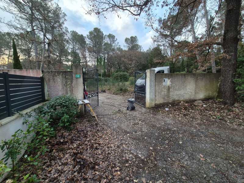 Rénovation entrée de portail, Fuveau (13), nettoyage très pression, reprise fissures, enduit frotassé