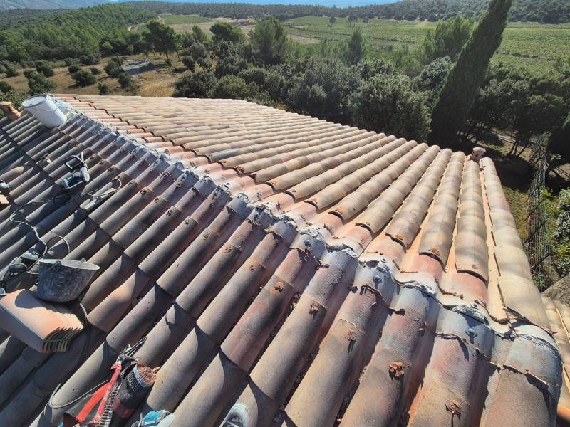 Rénovation de faîtage avec infiltration d’eau – Rousset (13) – faîtage ventilé, tuiles, étanchéité toiture