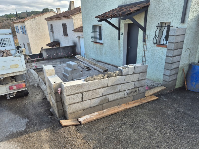 Mur de clôture en agglos, Fuveau (13), arase, enduit frotassé et pose de portillon