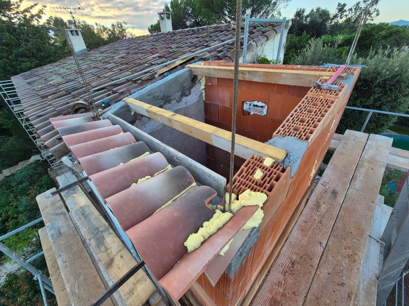 Création d'une toiture pour une cage d'ascenseur, commune de Châteauneuf-le-Rouge (13)