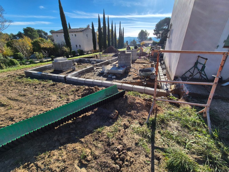 Montage d’un vide sanitaire pour extension – Rousset (13) – agglos, mortier, arase, hydrofuge
