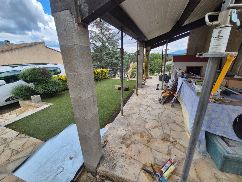 Remplacement de poteaux de toiture de terrasse – Rousset, Bouches-du-Rhône – poteaux béton armé, coffrage, ferraillage