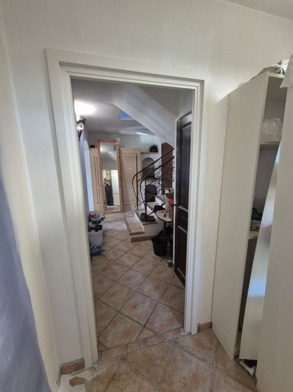 Création d’une ouverture dans une cloison en placo, Fuveau (13), découpe, pose de porte de fin de chantier
