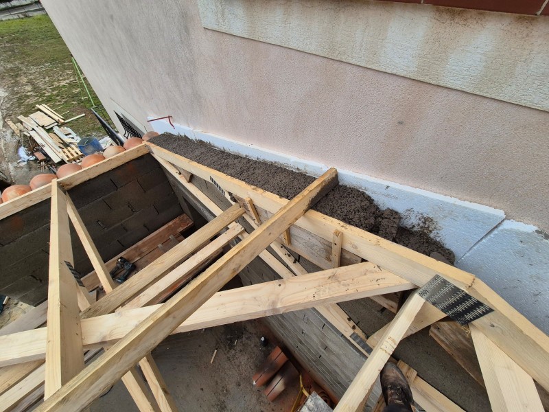 Livraison et montage d'une toiture 3 pentes en fermette sur la commune de Rousset (13) extension de maison