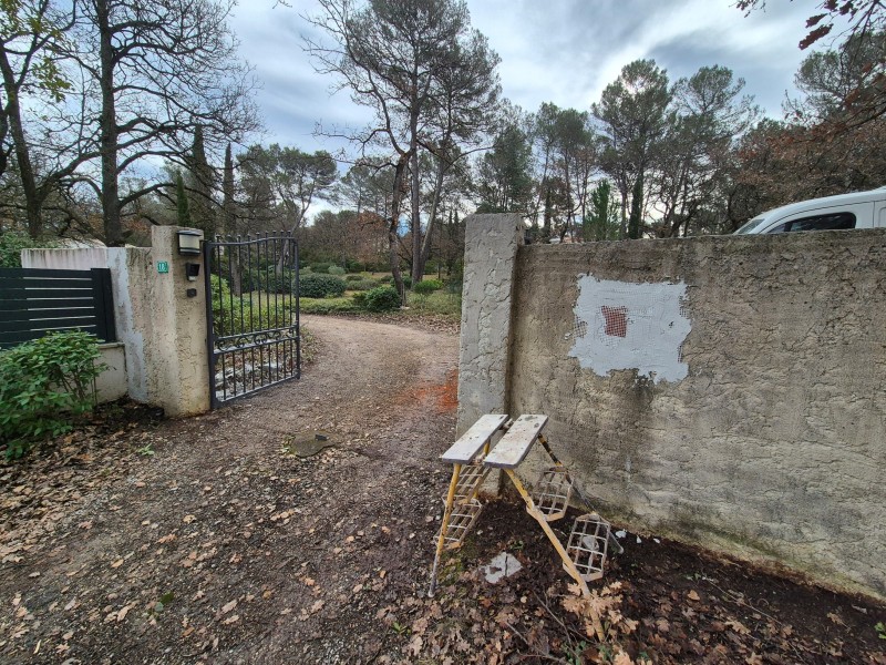 Rénovation entrée de portail, Fuveau (13), nettoyage très pression, reprise fissures, enduit frotassé