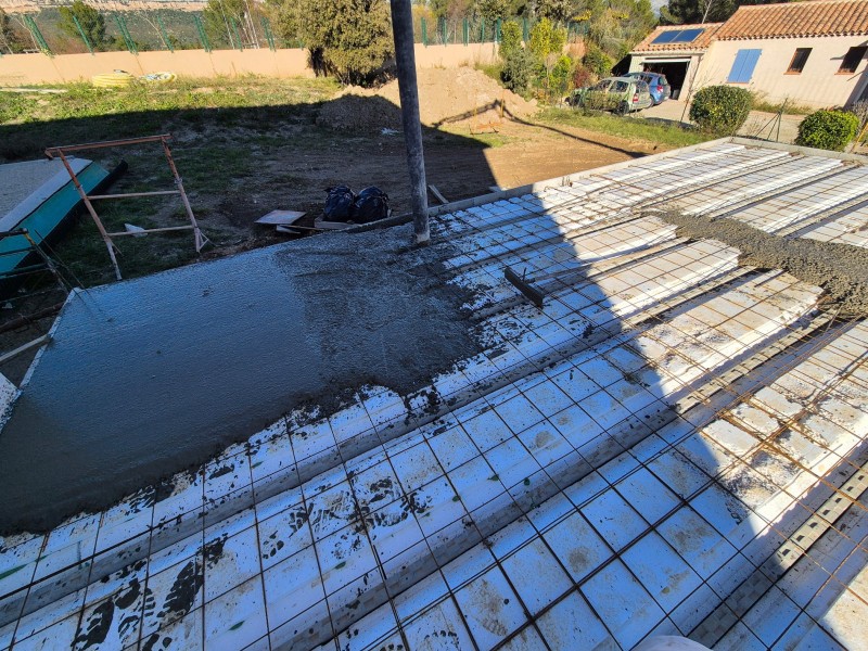Plancher précontraint pour extension à Rousset - poutrelles, hourdis polystyrène et coulage toupie pompe