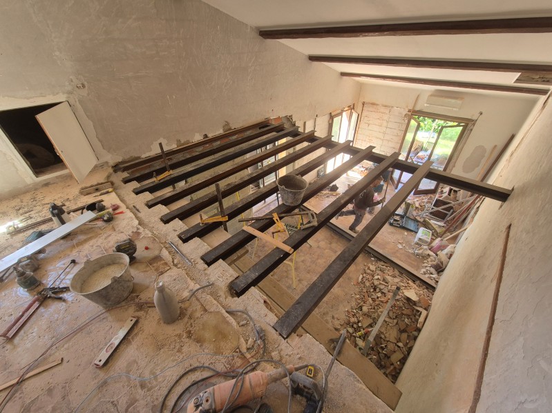 Création d’une mezzanine sur structure IPN – Gardanne (13) – IPN acier, plancher aggloméré