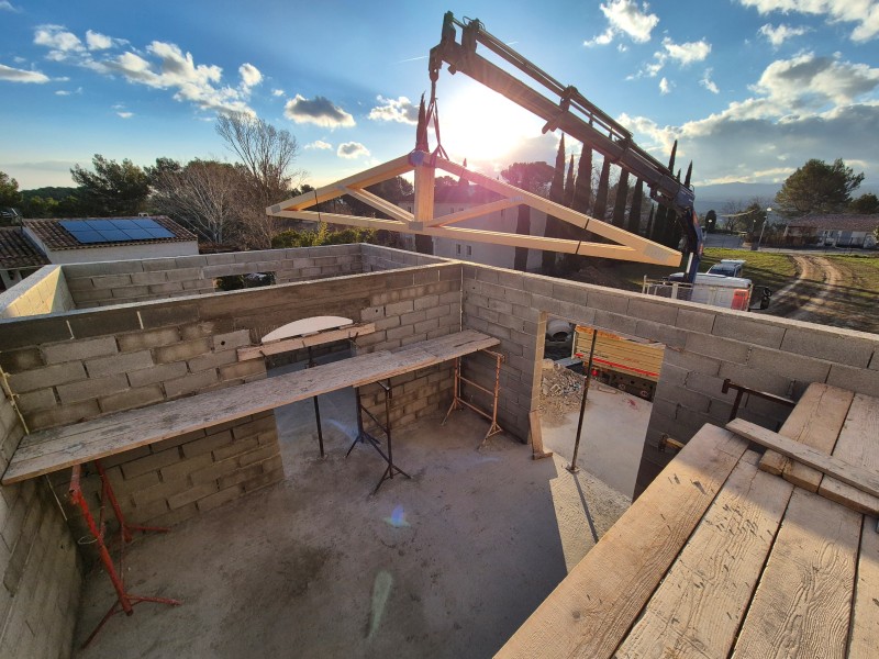 Livraison et montage d'une toiture 3 pentes en fermette sur la commune de Rousset (13) extension de maison