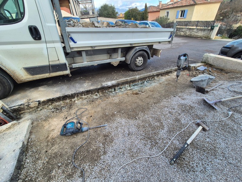 Création d'un mur de clôture – Fuveau (13) – décaissement, fondation béton, coffrage