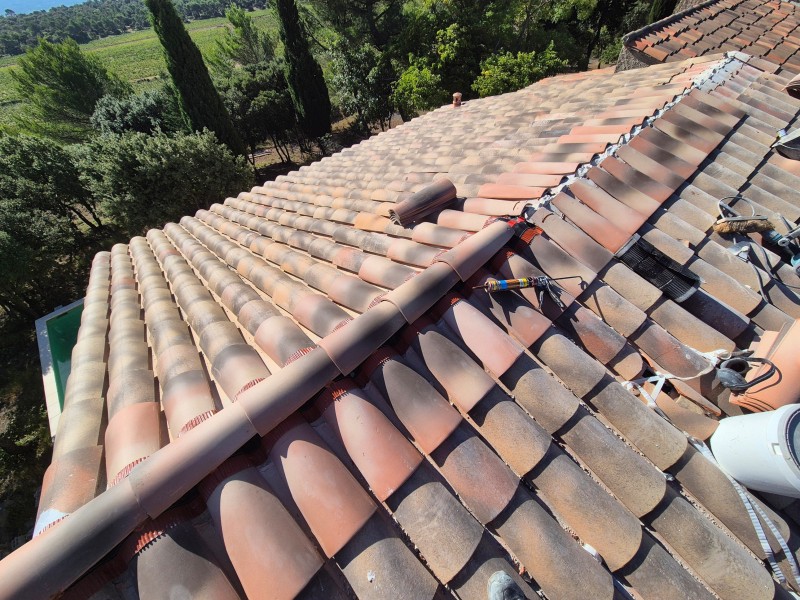 Rénovation de faîtage avec infiltration d’eau – Rousset (13) – faîtage ventilé, tuiles, étanchéité toiture