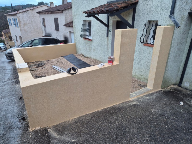 Mur de clôture en agglos, Fuveau (13), arase, enduit frotassé et pose de portillon