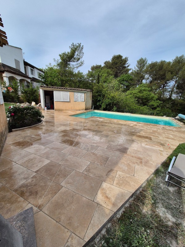 Rénovation de contour de piscine, Meyreuil (13), margelles travertin, chape, carrelage travertin 40×60